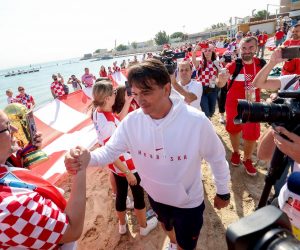 27.11.2022., Doha, Katar - FIFA Svjetsko prvenstvo Katar 2022. Navijaci hrvatske razvili su zastavu dugacku 200m na plazi ispred hotela Hilton Doha kako bi dali podrsku reprezentaciji pred utakmicu drugok gola protiv Kanade.Izbornik Zlatko Dalic, predsjednik saveza Marijan Kustic, Dean Lovren i Borna Barisic spustili su se pozdraviti okupljene navijace. Photo: Igor Kralj/PIXSELL