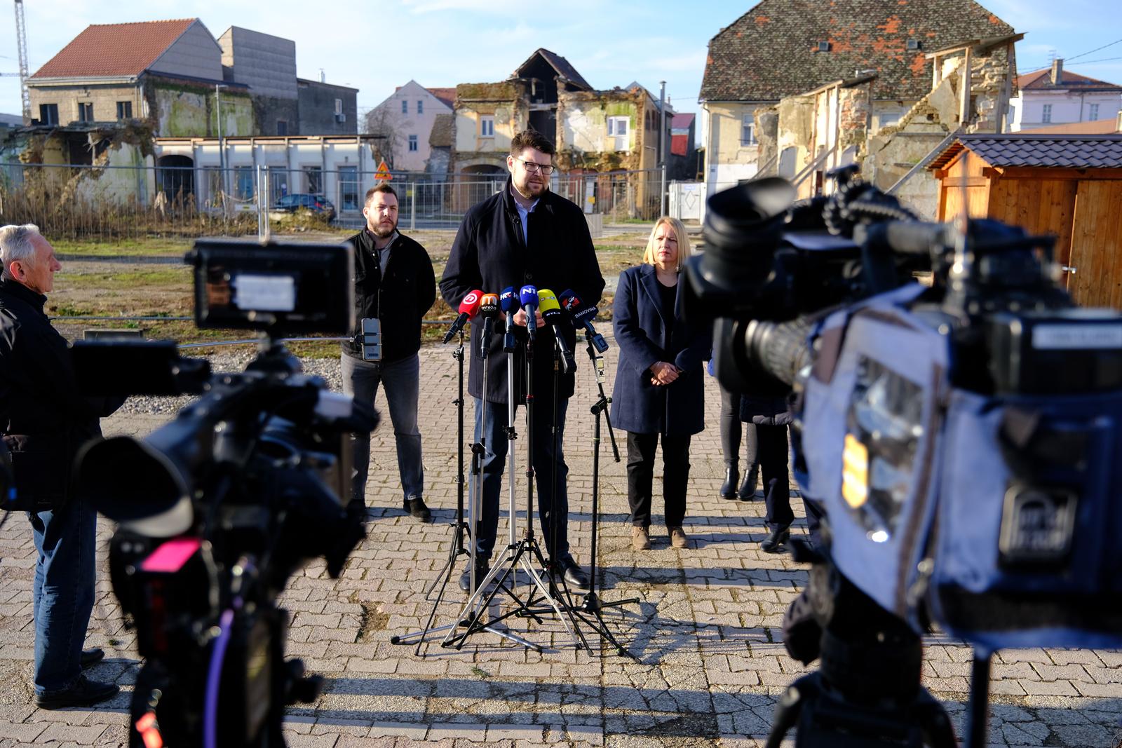 28.12.2022., Petrinja - SDP je u Petrinji odrzao konferenciju za novinare povodom dvije godine od razornog potresa koji je najvise pogodio Sisacko-moslavacku zupaniju. Photo: Slaven Branislav Babic/PIXSELL