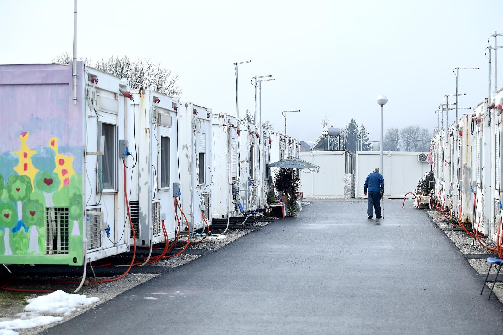 29.12.2021., Petrinja - Obilazak stambeno kontejnerskog naselja "Sajmiste" u kojemu su smjesteni stanovnici Petrinje ciji su domovi unisteni u razornom potresu. Photo: Marko Lukunic/PIXSELL