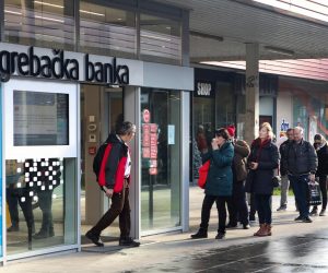 29.12.2022.,Zagreb - Guzve ispred banaka zbog konverzije kune u euro. Photo: Zeljko Hladika/PIXSELL