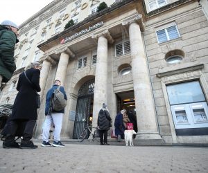 29.12.2022., Zagreb - Guzve ispred bankomata u sredistu grada kao i ispred zgrade Hrvatske narodne banke radi konverzije u euro valutu. Photo: Sanjin Strukic/PIXSELL