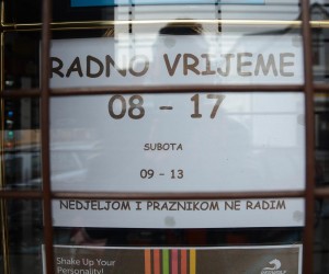 30.12.2018., Bjelovar - Obavijest s natpisom na trgovinama koje ne rade nedjeljom. "n"nPhoto: Damir Spehar/PIXSELL