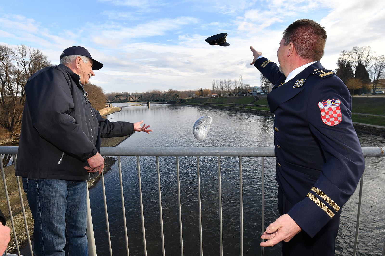 30.12.2022., Mursko Sredisce- Tradicionalan susret slovenskih i hrvatskih policajaca te predstavnika lokalne samouprave i uprave uz bacanje policijskih kapa.  Photo: Vjeran Zganec Rogulja/PIXSELL