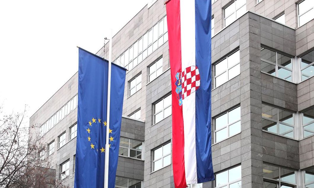 19.12.2012., Zagreb - Radnici iseljavaju staru zgradu Ministarstva pravosudja u Dezmanovom prolazu. Ministarstvo se preselilo u Vukovarsku 49, u zgradu u kojoj je bila Pliva. rPhoto: Patrik Macek/PIXSELL