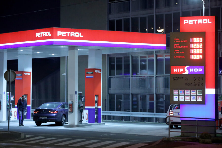 20.12.2022., Zagreb - Odlukom Vlade od ponoci cijena litre benzina iznosi 9.63 kune po litri (smanjenje od 0.97 kn/l), a litre dizela 10.84 kune (smanjenje 0.75 kn/l). Litra plavog dizela stoji 7.20 kuna (smanjenje 0.75 kn/l). Photo: Patrik Macek/PIXSELL