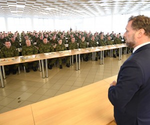 Ministar obrane Mario Banožić susreo se u ponedjeljak 30. siječnja 2023. godine u vojarni 'Pukovnik Predrag Matanović' u Petrinji s pripadnicima Hrvatske vojske koji se u okviru 3. hrvatskog kontingenta (HRVCON) upućuju u NATO aktivnost ojačane prednje prisutnosti u Republici Litvi | Foto: MORH/ J. Kopi