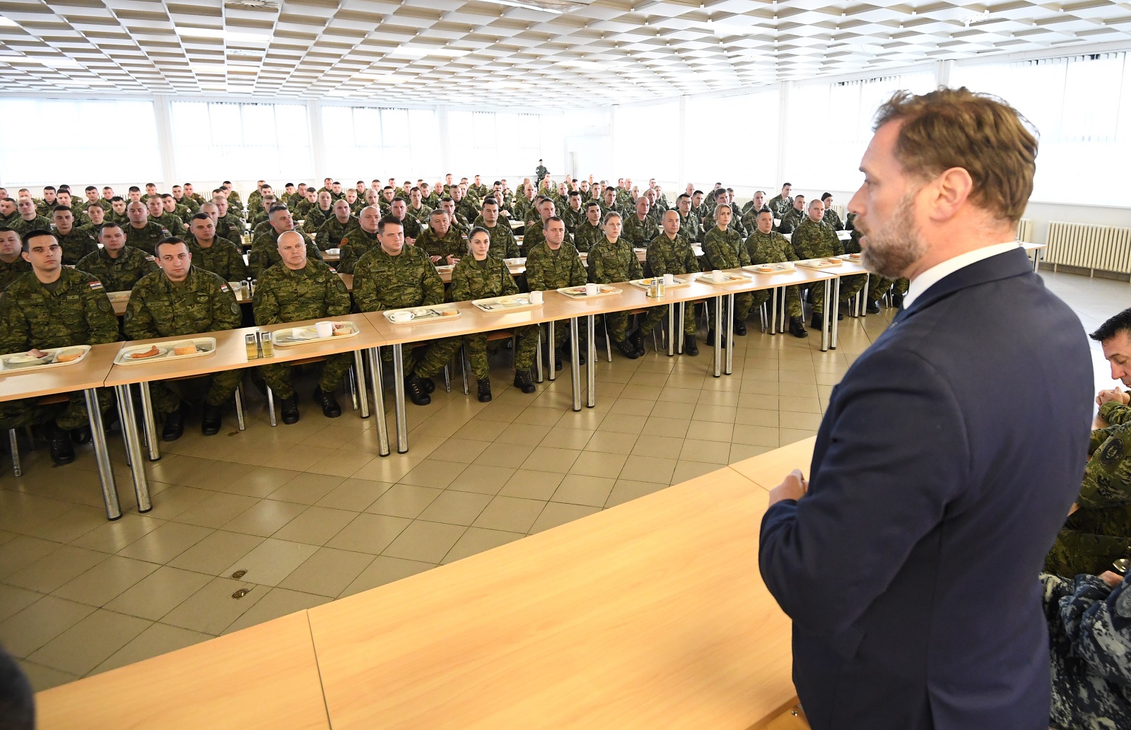 Ministar obrane Mario Banožić susreo se u ponedjeljak 30. siječnja 2023. godine u vojarni 'Pukovnik Predrag Matanović' u Petrinji s pripadnicima Hrvatske vojske koji se u okviru 3. hrvatskog kontingenta (HRVCON) upućuju u NATO aktivnost ojačane prednje prisutnosti u Republici Litvi | Foto: MORH/ J. Kopi