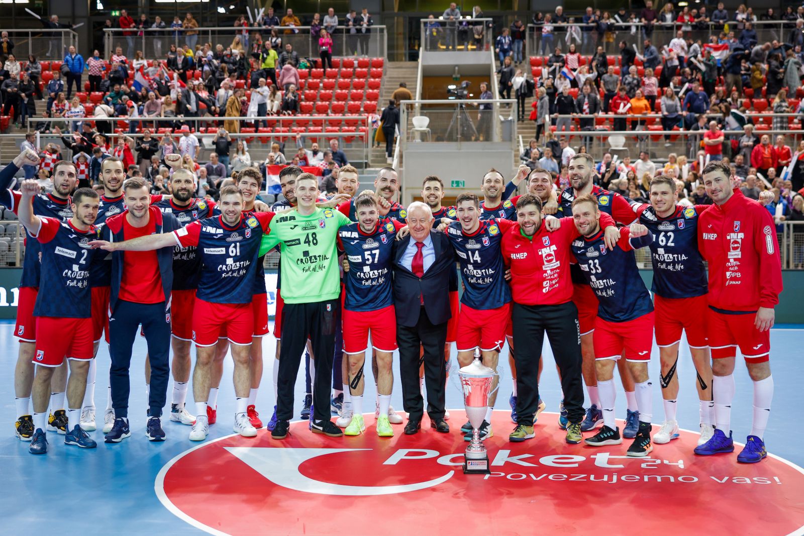 Josip ŠARAC, Lovro MIHIĆ, Zvonimir SRNA, Mate ŠUNJIĆ, Željko MUSA, Tomislav SEVEREC, Luka Lovre KLARICA, Luka ŠEBETIĆ, Dominik KUZMANOVIĆ, Nikola GRAHOVAC, Filip GLAVAŠ, Leon ŠUŠNJA, Boris MESARIĆ, Ivan MARTINOVIĆ, Paolo KRALJEVIĆ, Igor KARAČIĆ, Dino SLAVIĆ, Marin ŠIPIĆ, Jakov GOJUN, Luka CINDRIĆ, Marin JELINIĆ and Domagoj DUVNJAK, Croatia vs Israel, Croatia Cup 2023 Poreč, Croatia, 08.01.2023., Mandatory Credit © Jozo Cabraja / kolektiff
