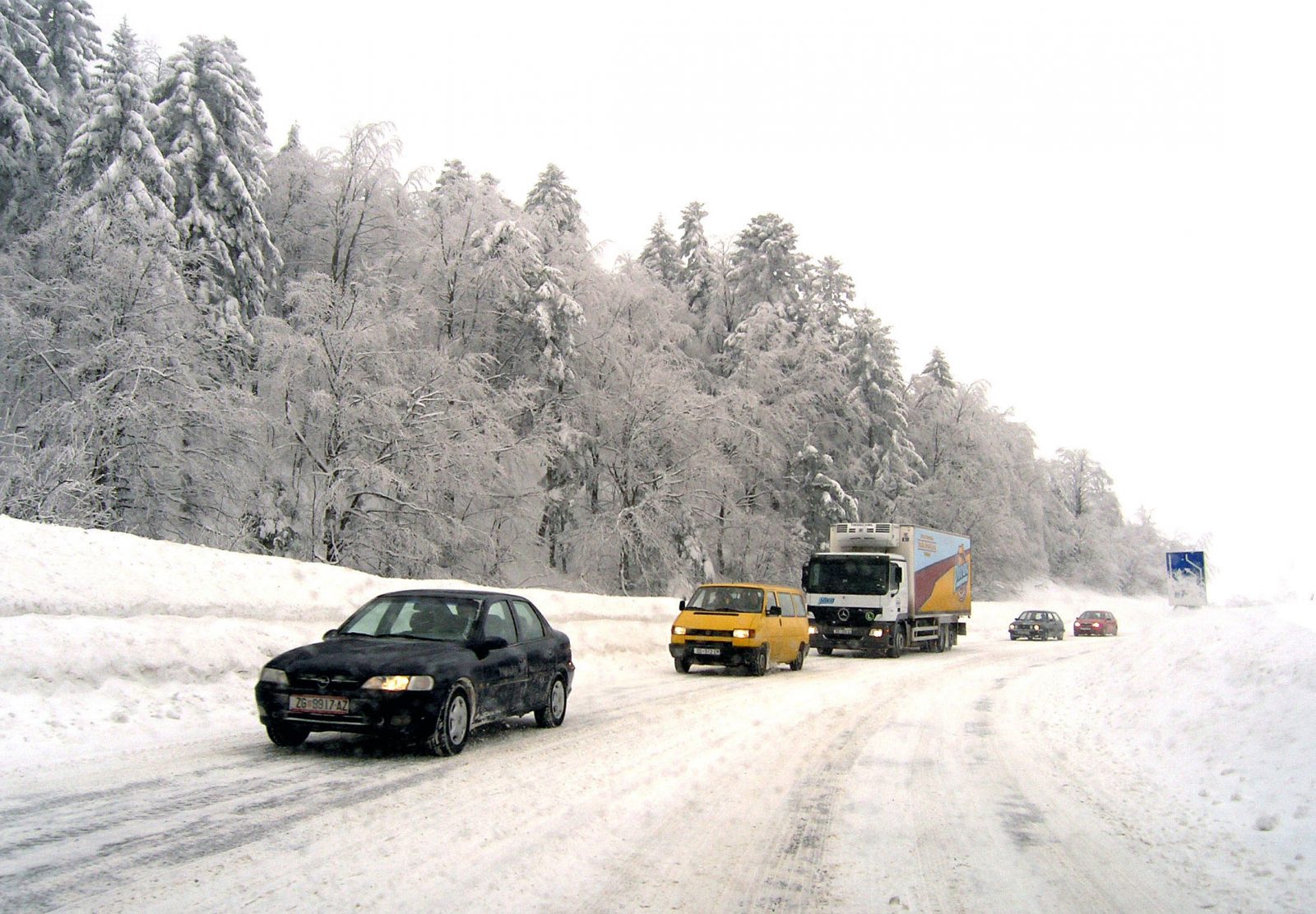 Zagreb, 13.01.2013 - Snijeg oteava promet u Gorskom kotaru, Lici te mjestimice sredinjoj Hrvatskoj i Slavoniji, a osobito na autocesti A6 Rijeka-Zagreb, izmeðu èvorova Kikovica i Vrbovsko i autocesti A1 izmeðu èvora Bosiljevo i tunela Sveti Rok.Arhivska fotografija od 27.02.2005. godine prikazuje kolonu automobila na cesti preko Kapele u Lici. 
foto FaH/ Damir SENÈAR /ik