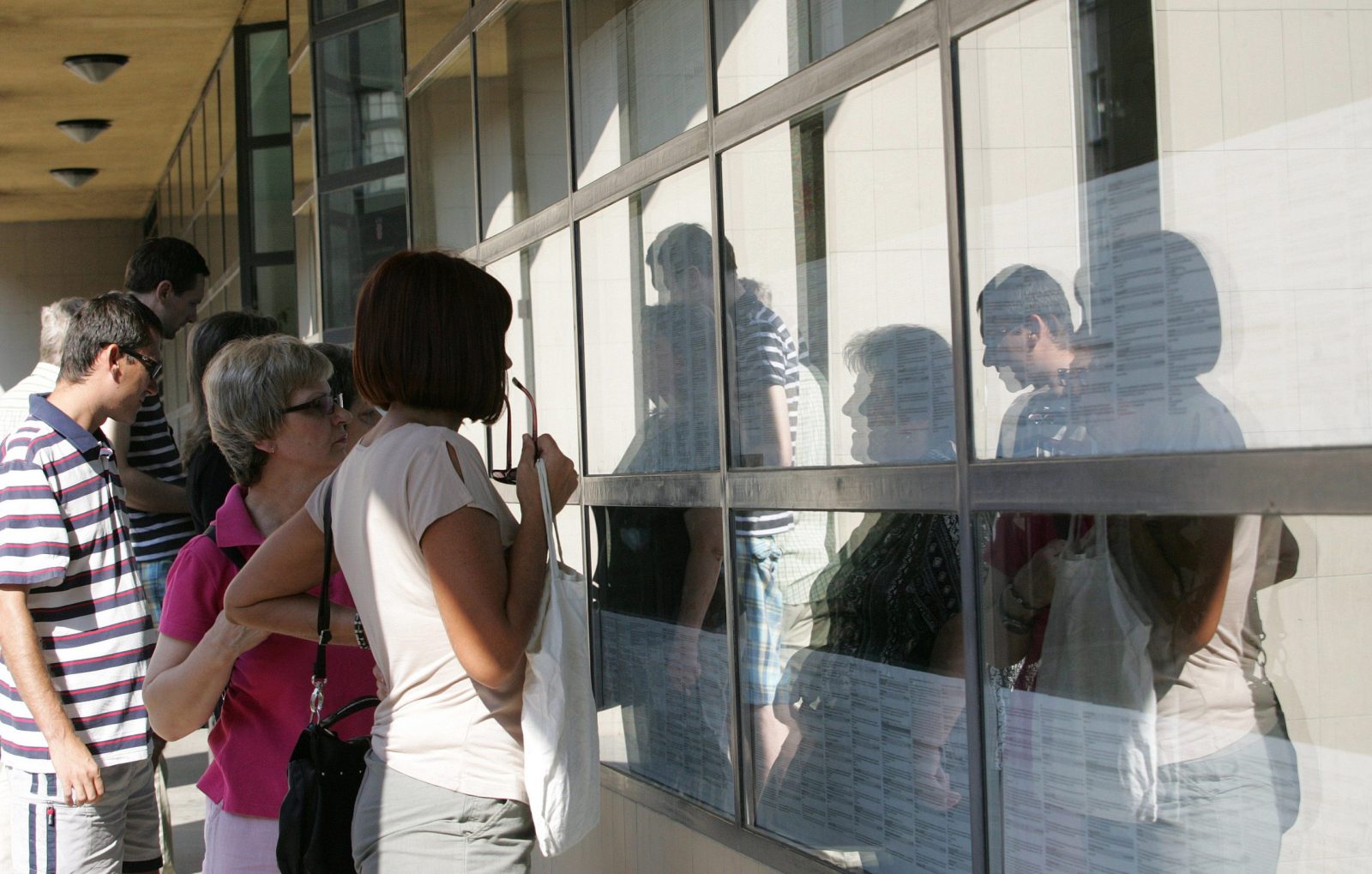 Zagreb, 17.08.2012 - Arhivska fotografija od dana 17.08.2012. prikazuje ljude kako gledaju popis slobodnih radnih mjesta ispred zgrade HZZ-a u Zagrebu
foto FaH/ Lana SLIVAR DOMINIÆ/ t