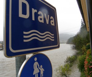Varadin, 05.11.2012 - Zbog vodenog vala koji iz Slovenije stie u Hrvatsku, protok vode na Dravi na varadinskom podruèju mogao bi noæas dosegnuti 3100 kubiènih metara u sekundi, doznaje se od Ladislava Grðana iz varadinske podrunice Hrvatskih voda, koji ocjenjuje da bi to moglo biti "prilièno nezgodno". Na slici nabujala rijeka Drava u Sloveniji (Vuzenica).
foto FaH/ STA/Vesna PUNIK BREZOVNIK/ ik