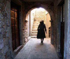 Otok Krapanj, 15.07. 2004 -Starica u tradicionalnom kamenom dalmatinskom dvoru odlazi na svoju balaturu na otoku Krapnju. Krapanj je jedan od najmanjih naseljenih otoka na Jadranu i udaljen je svega nekoliko stotina metara od obale. Na otoku stalno ivi stotinjak itelja.
foto FaH