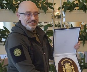 epa10341829 Ukrainian Defense Minister Oleksii Reznikov (L) holds the Coat of Arms of the Ministry of Defense of Spain which was presented by his Spanish counterpart Margarita Robles (R) during their meeting in the South Ukrainian city of Odesa, 01 December 2022. Margarita Robles is visiting Odesa to meet with top Ukrainian officials amid the Russian invasion.  EPA/OLEKSII PERK