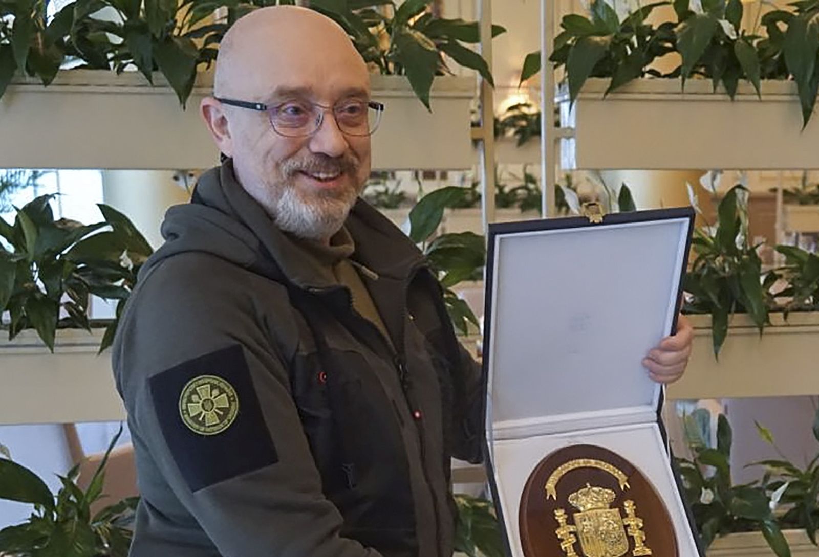 epa10341829 Ukrainian Defense Minister Oleksii Reznikov (L) holds the Coat of Arms of the Ministry of Defense of Spain which was presented by his Spanish counterpart Margarita Robles (R) during their meeting in the South Ukrainian city of Odesa, 01 December 2022. Margarita Robles is visiting Odesa to meet with top Ukrainian officials amid the Russian invasion.  EPA/OLEKSII PERK