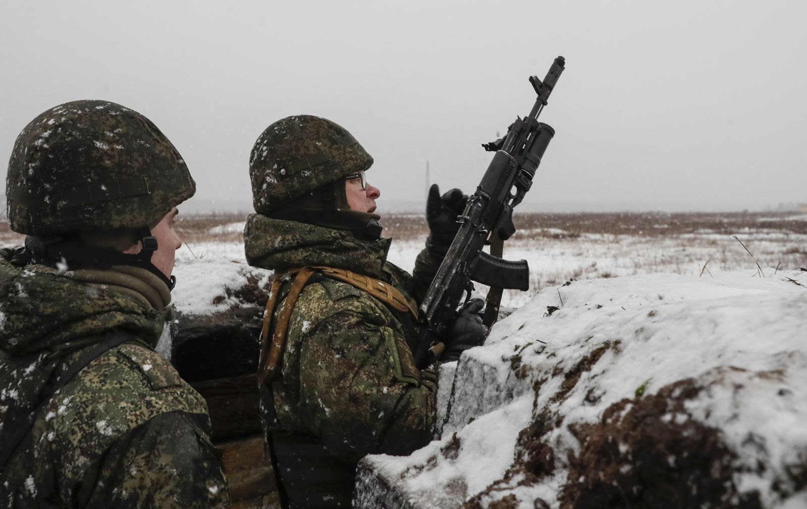 epa10363389 Mobilized servicemen attend a combat training at the Training Center of the Moscow Higher Combined Arms Command School of the Ministry of Defence of the Russian Federation in Noginsk, outside Moscow, Russia, 13 December 2022. Over 300,000 reservists and volunteers have been trained over two months of partial mobilization in Russia, Russian Defence Minister Sergei Shoigu said.  EPA/YURI KOCHETKOV