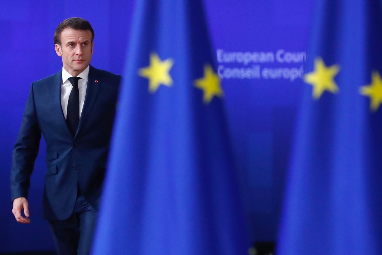 epa10366774 French President Emmanuel Macron arrives for a European Council in Brussels, Belgium, 15 December 2022. EU leaders will meet in Brussels on the day to discuss Russia's war against Ukraine, energy and economy, security and defense issues as well as the EU's southern neighborhood and external relations.  EPA/STEPHANIE LECOCQ