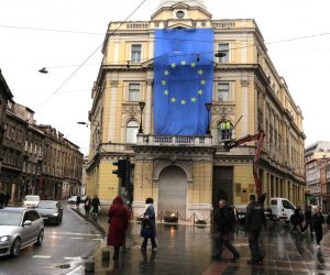 epa10368194 A giant EU flag hangs from the facade of a building in the center of Sarajevo, Bosnia and Herzegovina, 16 December 2022. After the governments of the member states of the European Union at a summit in Brussels, Belgium, on 15 December confirmed the recommendation of the European Commission, Bosnia and Herzegovina was granted the status of a candidate for membership in the European Union.  EPA/FEHIM DEMIR