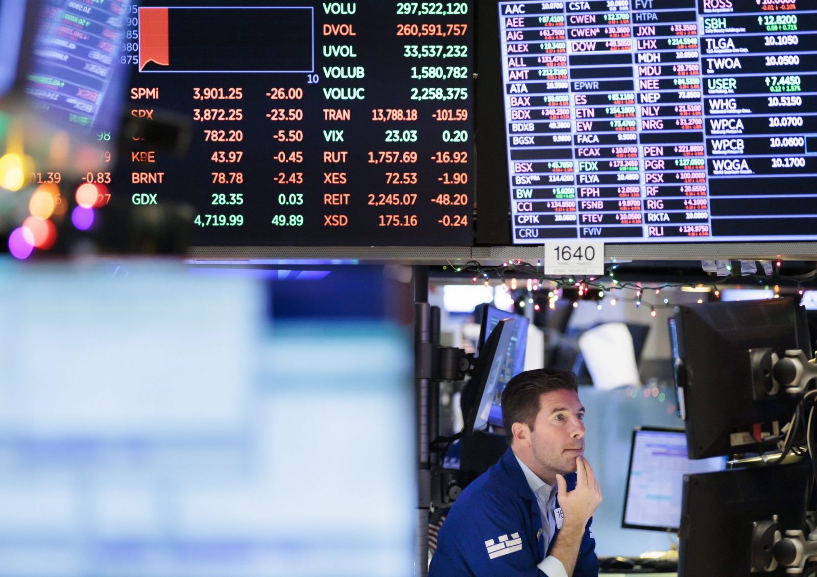 epa10368771 A trader working with boards of stock price information on the floor of the New York Stock Exchange in New York, New York, USA, on 16 December 2022. Stocks were again down in morning trading as investors are reportedly reacting with concern about the  U.S. Federal Reserve’s decision this week to continue interest rate hikes.  EPA/JUSTIN LANE