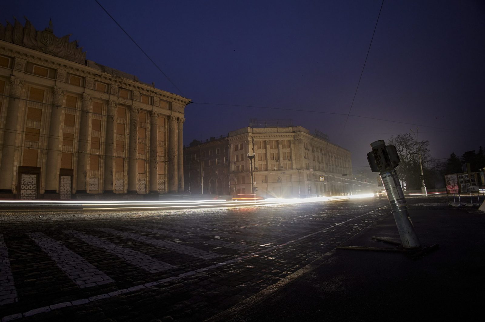 epa10368948 A view of a street where lights have been switched off as blackouts continue in Kharkiv, Ukraine 16 December 2022. A wave of Russian missile attacks on 16 December targeted the Ukrainian capital Kyiv and other parts of the country. Russian troops on 24 February entered Ukrainian territory, starting a conflict that has provoked destruction and a humanitarian crisis.  EPA/SERGEY KOZLOV