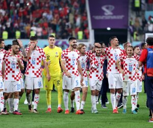 Doha, 17.12.2022. -  Hrvatska nogometna reprezentacija osvojila je treće mjesto na Svjetskom prvenstvu nakon što je u Dohi porazila Maroko s 2-1 (2-1). Na fotografiji slavlje Borna Barišić, Nikola Vlašić, Bruno Petković, Ivo Grbić, Martin Erlić, Borna Sosa, Andrej Kramarić, Dejan Lovren, Luka Modrić, Josip Juranović. foto HINA/ Damir SENČAR/ dk