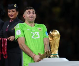 Doha, 18.12.2022 - Finalna utakmica Svjetskog nogometnog prvenstva Katar 2022 na Lusail stadionu u Dohi, Argentina - Francuska. Na slici argentinski vratar Emiliano Martinez najbolji je vratar Svjetskog nogometnog prvenstva, prilikom preuzimanja nagrade napravio je čudnu gestu sa nagradum stavivši je među međunožje.
foto HINA/ Damir SENČAR/ ds