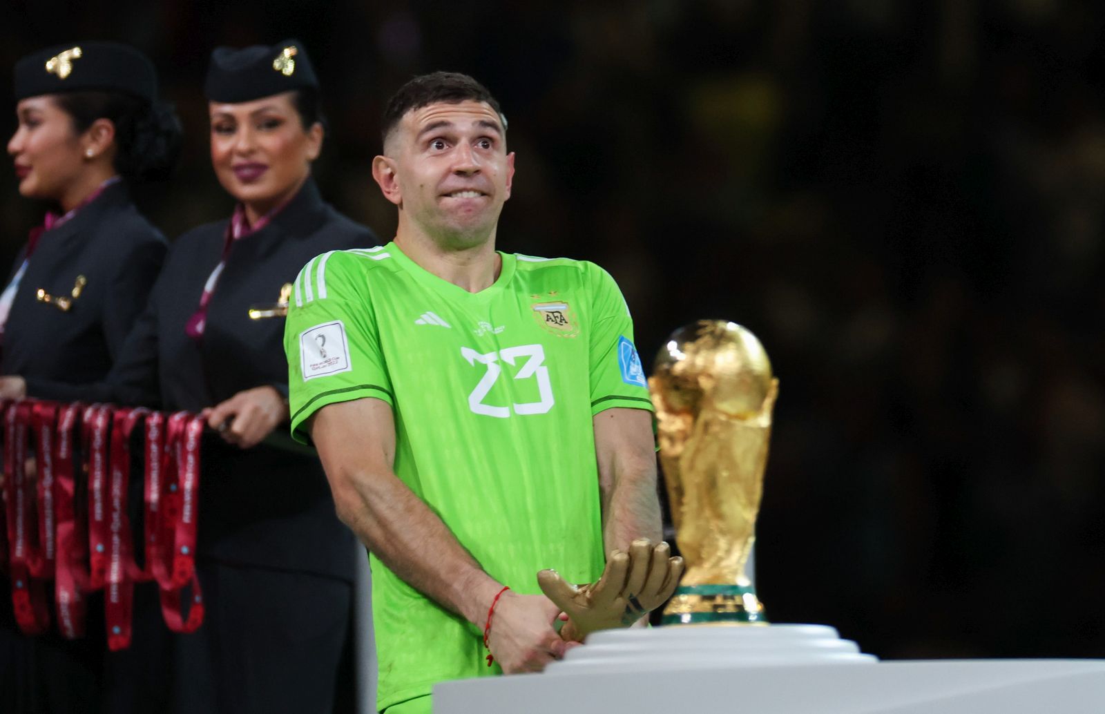 Doha, 18.12.2022 - Finalna utakmica Svjetskog nogometnog prvenstva Katar 2022 na Lusail stadionu u Dohi, Argentina - Francuska. Na slici argentinski vratar Emiliano Martinez najbolji je vratar Svjetskog nogometnog prvenstva, prilikom preuzimanja nagrade napravio je čudnu gestu sa nagradum stavivši je među međunožje.
foto HINA/ Damir SENČAR/ ds
