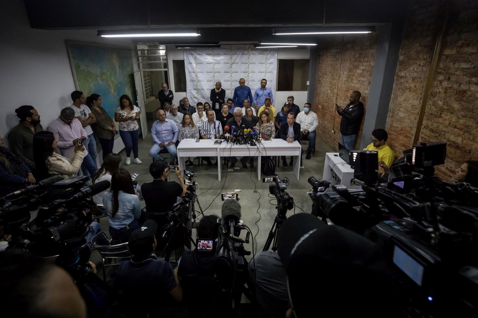 epa10375963 Venezuelan opposition member Alfonso Marquina (C) speaks during a press conference calling for the cancellation of support to the interim government of Juan Guaido, in Caracas, Venezuela, 21 December 2022.  EPA/MIGUEL GUTIERREZ