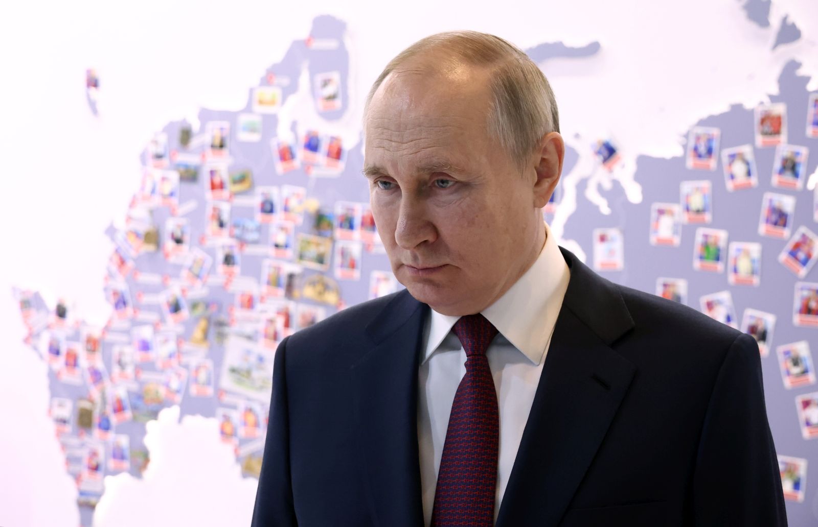 epa10376411 Russian President Vladimir Putin visits the Youth Centre before a meeting of the State Council on implementing the youth policy in current conditions, at the Manezh Central Exhibition Hall in Moscow, Russia, 22 December 2022.  EPA/VALERIY SHARIFULIN/SPUTNIK/KREMLIN POOL MANDATORY CREDIT