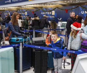 epa10376665 Passengers check in for their flights before the threat of a winter storm could close down air traffic at O'Hare International Airport in Chicago, Illinois, USA, 22 December 2022. Much of the US is under a winter storm warning as an arctic cold front is expected to bring below freezing temperatures, snow, and ice to much of the central states areas. The storm is expected to snarl travel on one of the busiest travel days of the year.  EPA/TANNEN MAURY