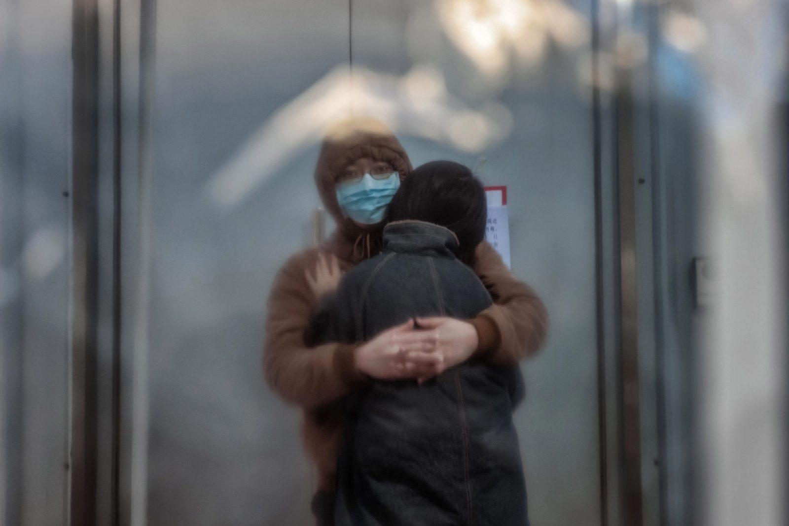 epa10376992 A couple stand in a makeshift fever clinic in front of the hospital, in Shanghai, China, 23 December 2022. Hospitals in China struggle to cope due to the rising number of COVID-19 cases. Since the abrupt lifting of domestic COVID-19 restrictions, cases have rocketed in China, causing businesses to close because employees are sick, schools are shifting to online classes, and pharmacies are struggling with the high demand. On 21 December, Shanghai Deji Hospital’s official WeChat account published a post with an estimated 5.43 million positive cases in the city and predicted that 12.5 million could get infected by the end of the year. The day after, the post was no longer available.  EPA/ALEX PLAVEVSKI