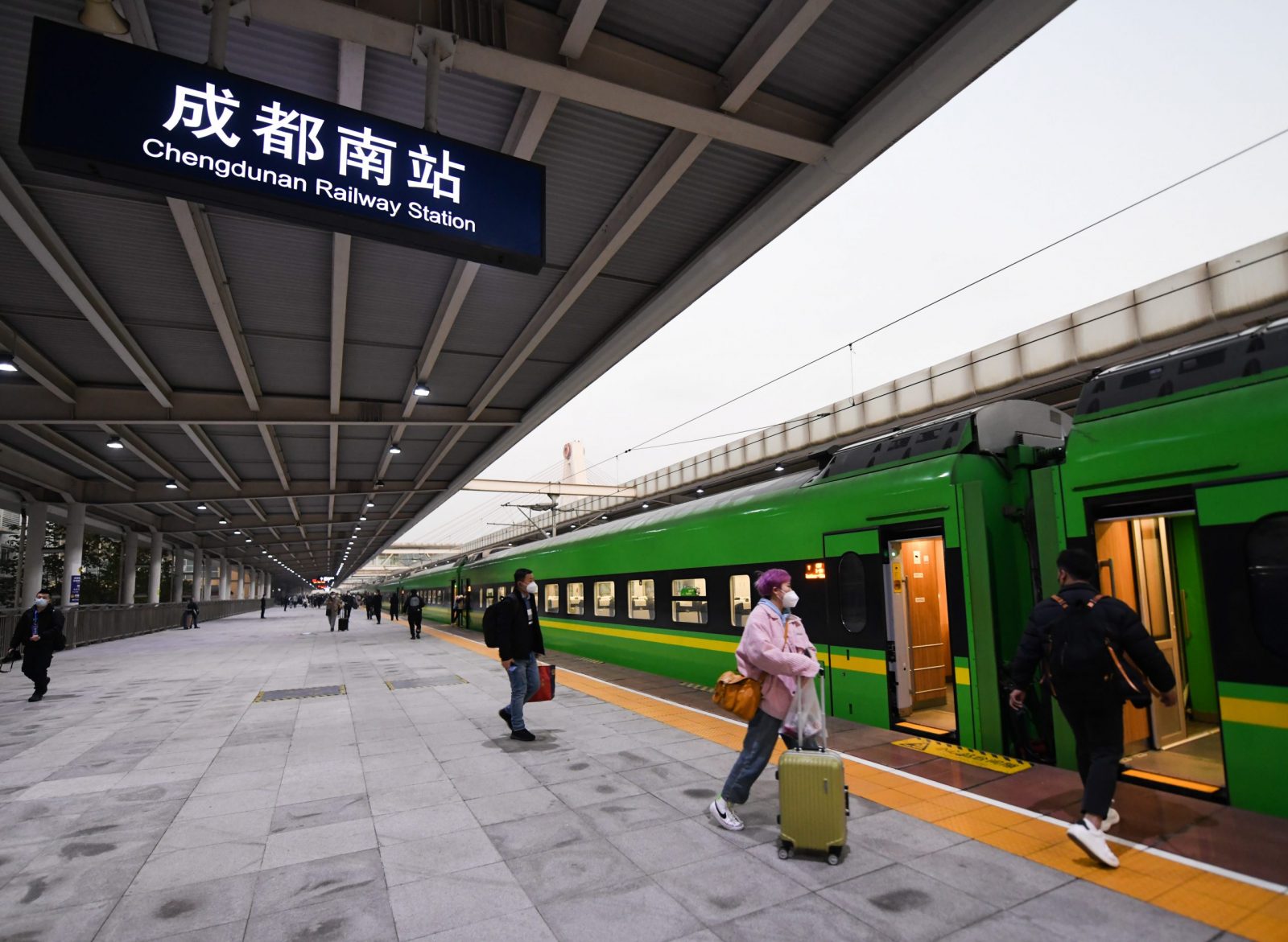 epa10378468 Passengers board a Fuxing bullet train on the new Chengdu-Kunming Railway at Chengdu South Railway Station in Chengdu, southwest China's Sichuan Province, 26 December 2022. A railway linking Chengdu and Kunming, two major cities in southwest China, is now fully operational with the opening of its last section on Monday.
   With a designed speed of 160 km per hour, the new 915-km line, which runs almost parallel to an existing railway link between Chengdu and Kunming, cuts the travel time from 19 hours to 7.5 hours.  EPA/XINHUA / Wang Xi CHINA OUT / MANDATORY CREDIT  EDITORIAL USE ONLY  EDITORIAL USE ONLY