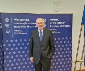 Zagreb, 31.12.2022 - Ulazak u engenski prostor jedan je od najveæih hrvatskih politièkih uspjeha od ulaska u EU, poruèio je ministar unutarnjih poslova Davor Boinoviæ uoèi novogodinjeg podizanja rampi na slovenskoj i maðarskoj granici te ukidanja morskih kontrola prema engenskim lukama.foto HINA/Andrej MATIJAEVIÆ/ik