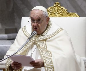 epa10384211 Pope Francis celebrates First Vespers and Te Deum, the rite of thanksgiving for the end of the year, in Saint Peter's Basilica at the Vatican City, 31 December 2022.  EPA/FABIO FRUSTACI
