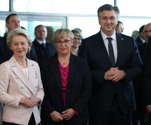 Bregana, 01.01.2023 - Predsjednik Vlade Andrej Plenkoviæ s predsjednicom Europske komisije Ursulom von der Leyen i sa slovenskom predsjednicom Nataom Pirc Musar, obiljeio je èlanstvo Hrvatske u Schengenskom prostoru susretom na Bregani. Na slici Ursula von der Leyen, Nataa Pirc Musar i Andrej Plenkoviæ. foto HINA/ Damir SENÈAR/ ik