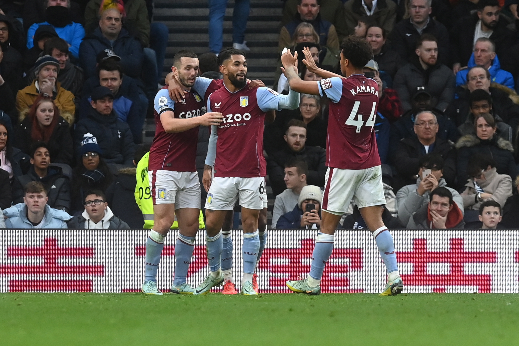 epa10385565 Douglas Luiz (C) of Aston Villa celebrates with teammates after scoring the 2-0 lead during the English Premier League soccer match between Tottenham Hotspur and Aston Villa in London, Britain, 01 January 2023.  EPA/Neil Hall EDITORIAL USE ONLY. No use with unauthorized audio, video, data, fixture lists, club/league logos or 'live' services. Online in-match use limited to 120 images, no video emulation. No use in betting, games or single club/league/player publications