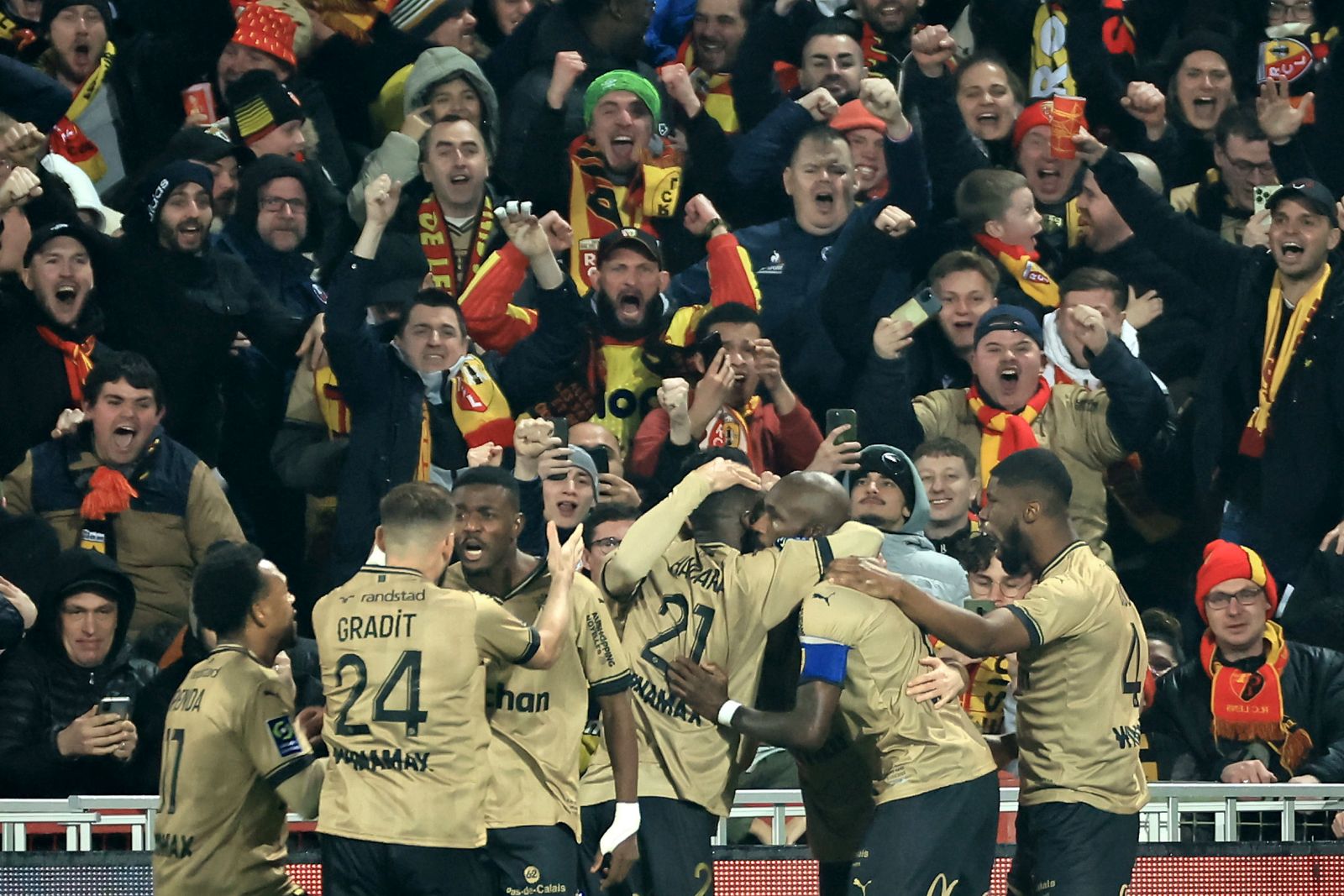 epa10385762 Players of Lens celebrate the 1-0 goal during the French Ligue 1 soccer match between RC Lens and Paris Saint Germain in Lens, France, 01 January 2023.  EPA/CHRISTOPHE PETIT TESSON