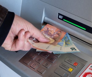 Zagreb, 02.01.2023. - ILUSTRACIJA: Hrvatska je postala 20. članica eurozone i od 01.01.2023. je moguće podizanje euronovčanica na bankomatima.
Na fotografiji ilustracija, bankomat, euro, euronovčanice.
foto HINA/ Edvard ŠUŠAK/ es