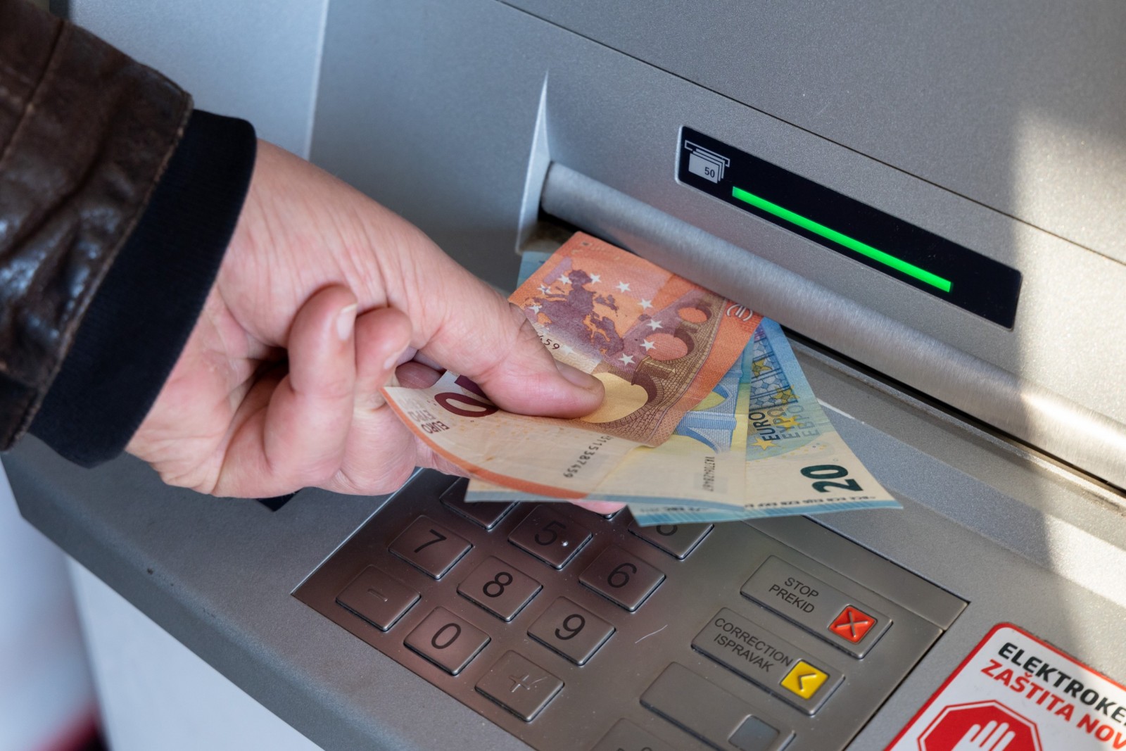 Zagreb, 02.01.2023. - ILUSTRACIJA: Hrvatska je postala 20. članica eurozone i od 01.01.2023. je moguće podizanje euronovčanica na bankomatima.
Na fotografiji ilustracija, bankomat, euro, euronovčanice.
foto HINA/ Edvard ŠUŠAK/ es