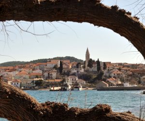 Zadar, 02.01.2023.- Opæinu Kali na otoku Ugljanu èekaju prijevremeni izbori jer nije prihvaæen proraèun za 2023. godinu, potvrdili su za Hinu predsjednik i potpredsjednik Opæinskog vijeæa Duko Vidov (SDP) i Marko Kolega (HDZ). Na slici mjesto Kali na Ugljanu. 
foto HINA/ ua