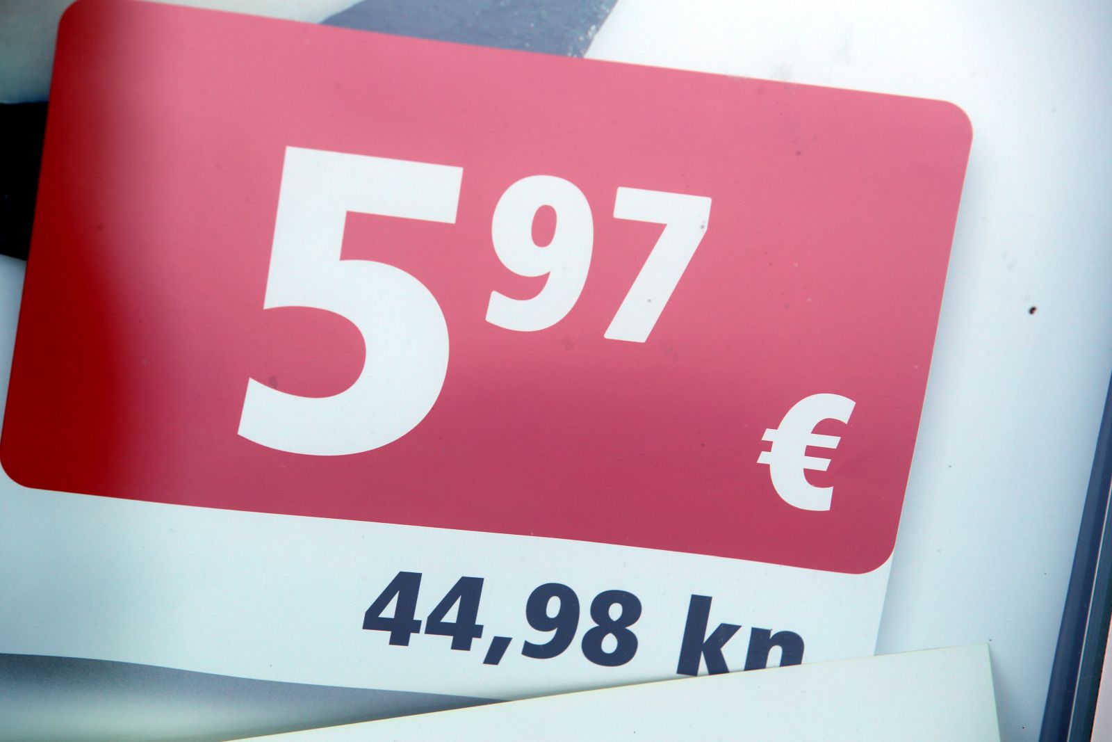 Zagreb, 04.01.2023 - Od 1. sijeènja euro je slubena valuta u Republici Hrvatskoj. Graðani se privikavaju na nove cijene iskazane u eurima i kunama. foto ilustracija HINA /Zvonimir KUHTIÆ/ kuzo