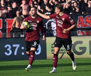 epa10388887 Salernitana’s Federico Bonazzoli (L) celebrates after scoring a goal during the Italian Serie A soccer match between US Salernitana and AC Milan at the Arechi stadium in Salerno, Italy, 04 January 2023.  EPA/MASSIMO PICA