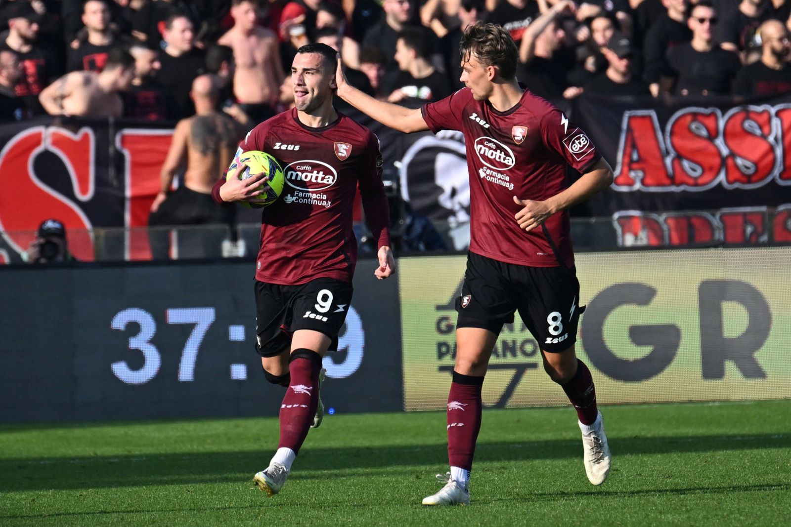 epa10388887 Salernitana’s Federico Bonazzoli (L) celebrates after scoring a goal during the Italian Serie A soccer match between US Salernitana and AC Milan at the Arechi stadium in Salerno, Italy, 04 January 2023.  EPA/MASSIMO PICA