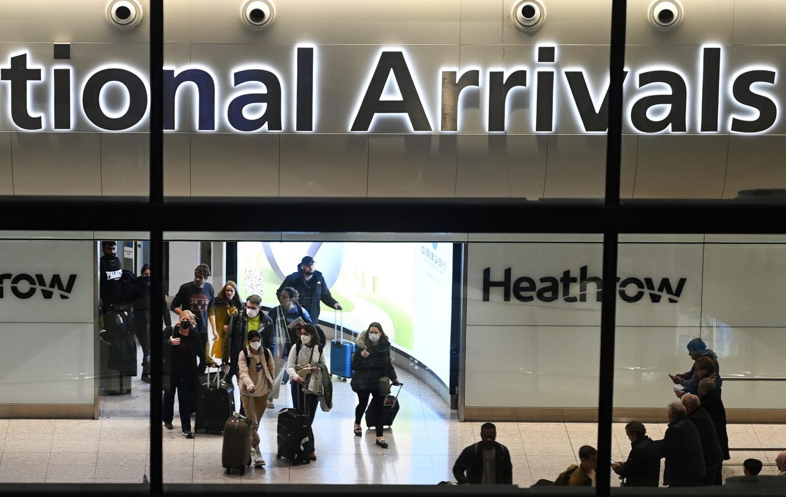epa10389025 Travelers arrive at Heathrow Airport in London, Britain, 04 January 2023. Starting 05 January 2023, the British government is set to introduce new measures to curb the spread of Covid-19, requiring people traveling from China to show a negative test taken no more than two days prior to departure. China criticized the decision, threatening countermeasures against countries implementing these new restrictions on its citizens, including the US, India, Japan and part of Europe.  EPA/ANDY RAIN