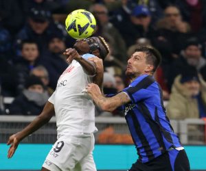 epa10389528 Napoli’s Victor Osimhen (L) challenges FC Inter’s Francesco Acerbi during the Italian Serie A soccer match between FC Inter and SSC Napoli, in Milan, Italy, 04 January 2023.  EPA/MATTEO BAZZI