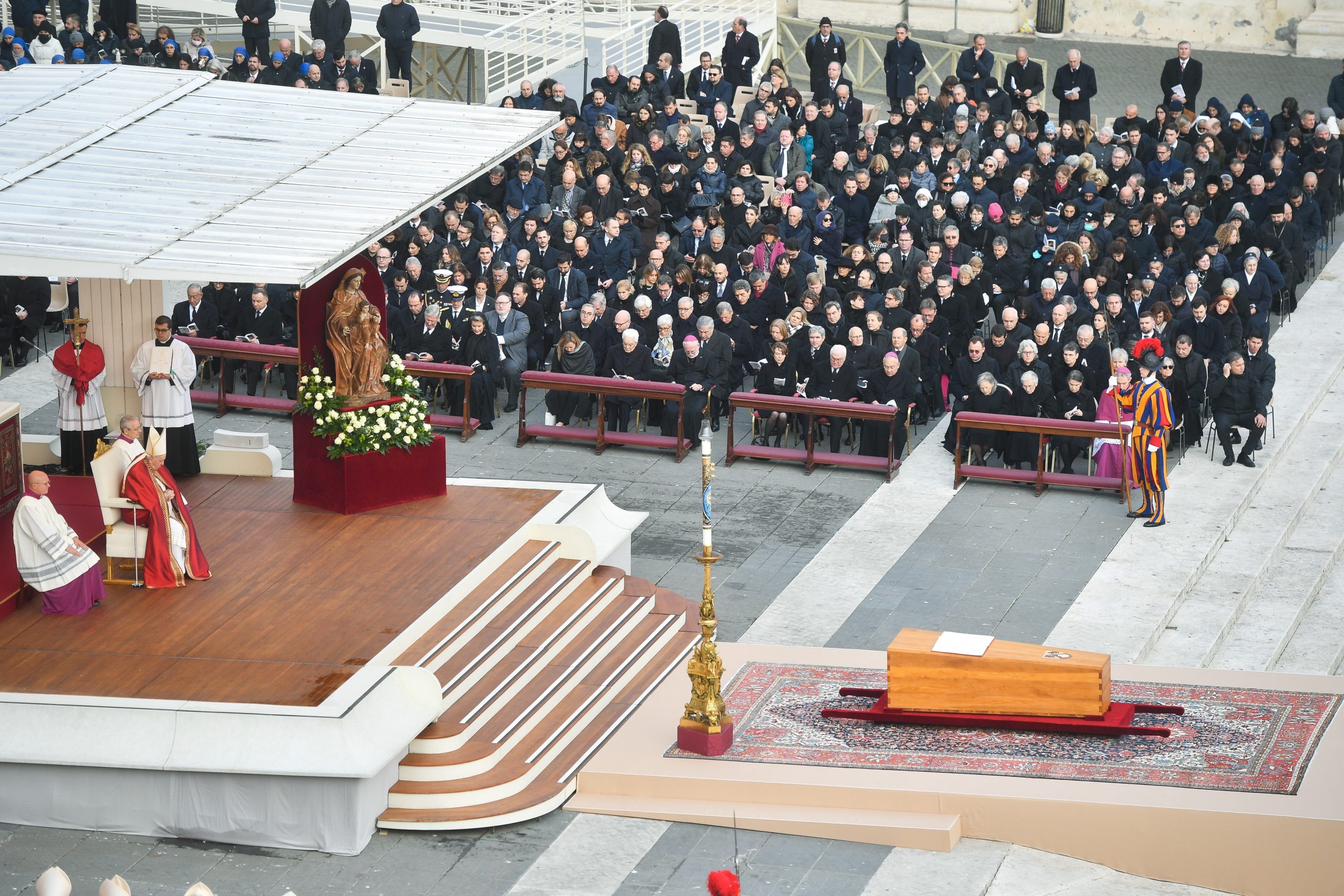 epa10390158 Pope Francis attends the funeral ceremony of Pope Emeritus Benedict XVI (Joseph Ratzinger) in Saint Peter's Square, in Vatican City, 05 January 2023. Former Pope Benedict XVI died on 31 December 2022 at his Vatican residence, at the age 95.  EPA/Radek Pietruszka POLAND OUT