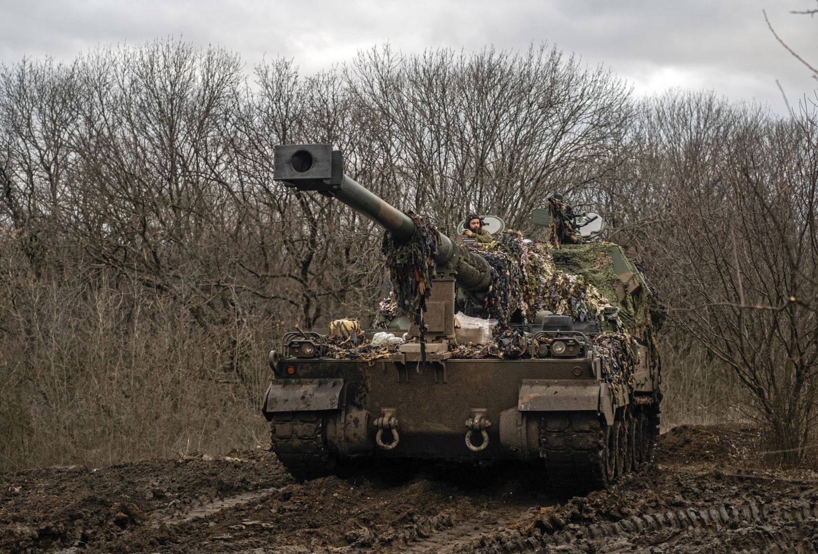 epa10390838 Ukrainian forces operate with a self-propelled tracked gun-howitzer 'Krab' at a front line near the city of Bakhmut, Donetsk area, Ukraine, 04 January 2023 (issued 05 January 2023). Heavy fighting is taking place in the region. Russian troops entered Ukraine on 24 February 2022 starting a conflict that has provoked destruction and a humanitarian crisis.  EPA/GEORGE IVANCHENKO