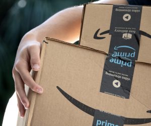 epa10390897 An Amazon employee holds parcels in Miami, Florida, USA, 05 January 2023. According CEO Andy Jassy, Amazon is planning to lay off more than 18,000 employees as part of a workforce reduction.  EPA/CRISTOBAL HERRERA-ULASHKEVICH