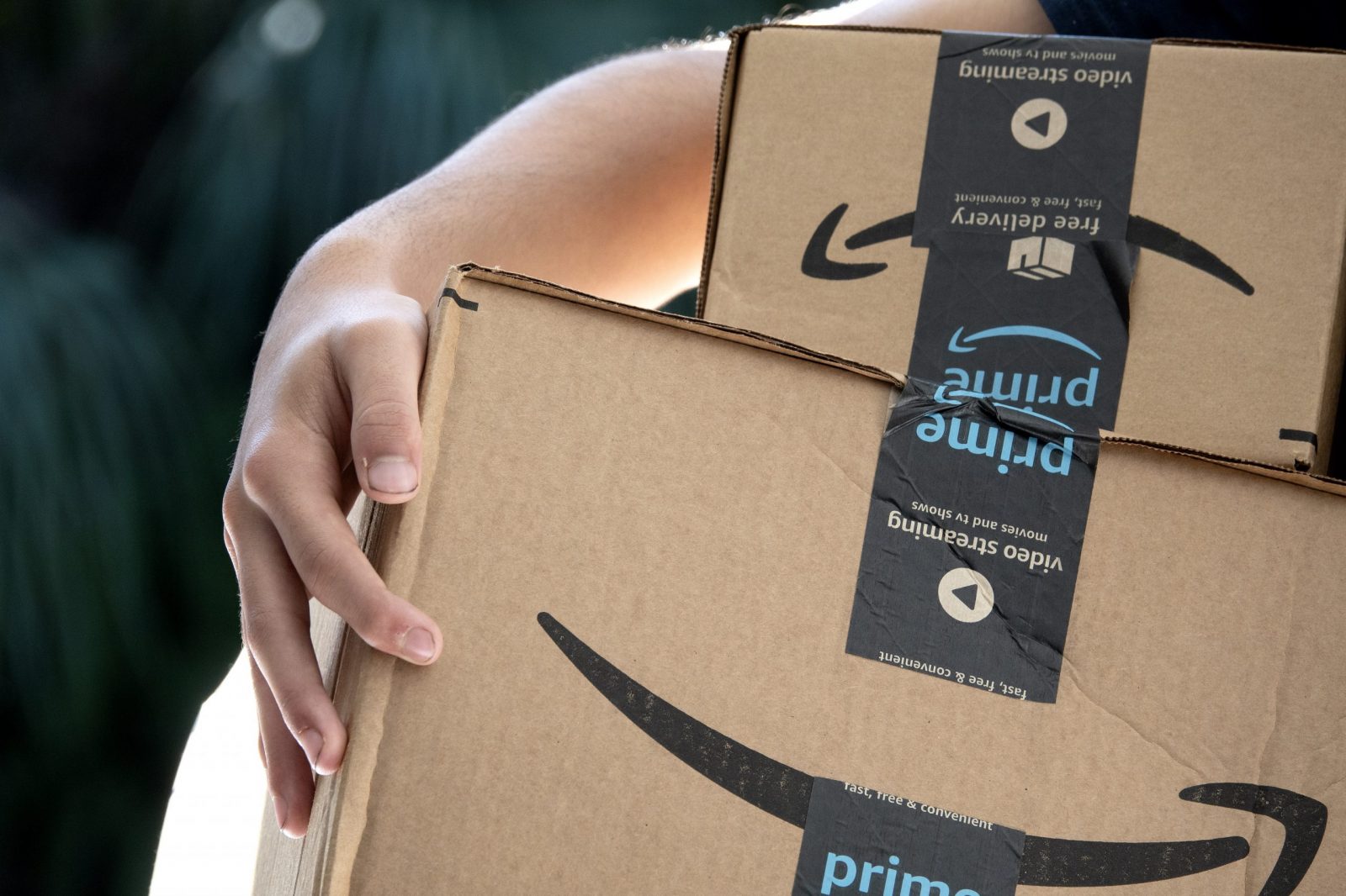 epa10390897 An Amazon employee holds parcels in Miami, Florida, USA, 05 January 2023. According CEO Andy Jassy, Amazon is planning to lay off more than 18,000 employees as part of a workforce reduction.  EPA/CRISTOBAL HERRERA-ULASHKEVICH