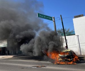 epa10390981 A burning vehicle in street after clashes between federal forces and armed groups, in the city of Culiacan, state of Sinaloa, Mexico 05 January 2023. The Mexican authorities captured Ovidio Guzman, one of the sons of Joaquin 'el Chapo' Guzman, most wanted by the US authorities, during an operation that unleashed fires, blockades and attacks in Culiacan, northern Mexico, according to federal government sources.  EPA/Juan Carlos Cruz