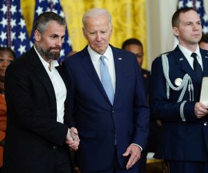 epa10393196 US President Joe Biden (C) ahead of awarding the Presidential Citizens Medal to former Washington Metropolitan Police Department officer Michael Fanone (L) during a ceremony at the White House, Washington, DC, USA, 06 January 2023. The ceremony marked the second anniversary of the 6th January 2021 attack on the United States Capitol.  EPA/WILL OLIVER